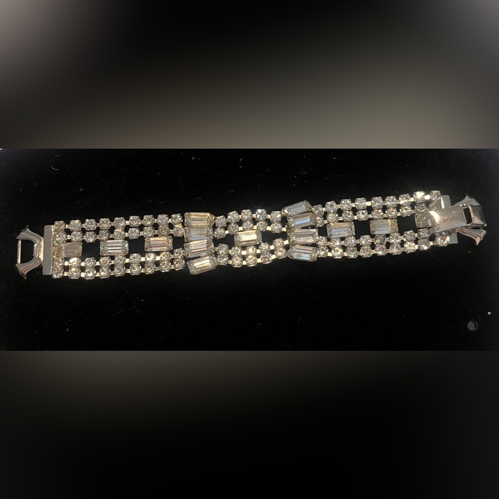 "Glistening, Elegance", Albert Weiss bracelet ￼
